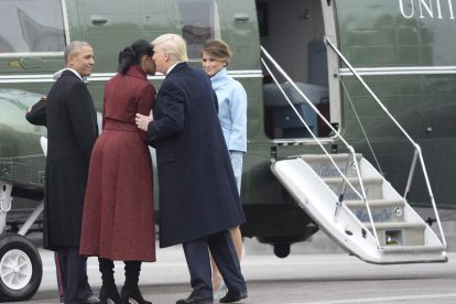 Donald Trump y su esposa despiden al expresidente Barack Obama y a su señora. KEVIN DIETSCH