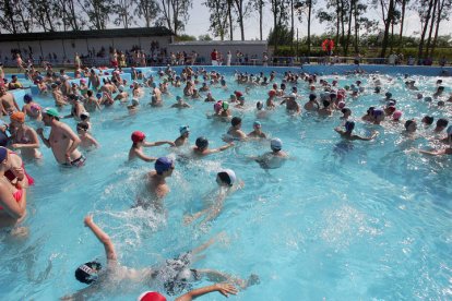 Bañistas en las piscinas de Valencia de Don Juan. DL