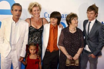 Imanol Arias, Esmeralda García, Ana Duato, Ricardo Gómez, María Galiana y Pablo Rivero.