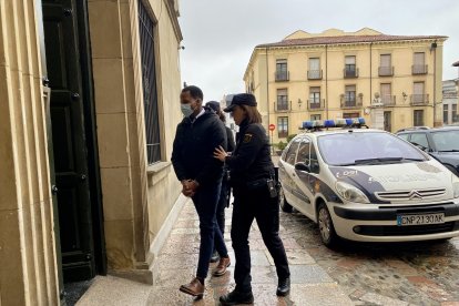 El supuesto autor material del disparo, a su llegada esta mañana a la Audiencia. MAZ