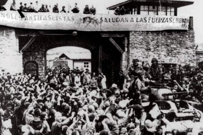 Momento en el que los aliados liberan a los prisioneros del campo de concentración de Mauthausen en 1945. ARCHIVO