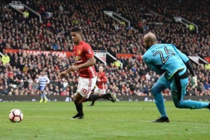 Rashford marca para el Manchester United tras un clamoroso error del portero del Reading.