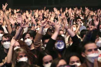 Tras las pruebas a los asistentes al concierto, el público llenó el Sant Jordi. ALEJANDRO GARCÍA