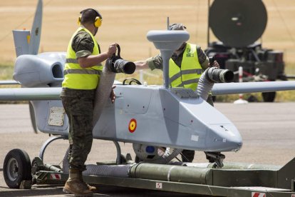 Integrantes del Grosa preparan el Searcher durante una de las campaña de vuelo. FERNANDO OTERO