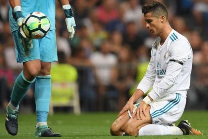 Cristiano Ronaldo, impotente a los pies de Adán, en el partido del miércoles en el Bernabéu