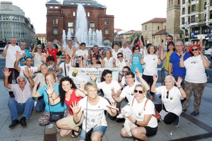 Reivindicación de las lenguas de signos, ayer en la fuente de Santo Domingo. SECUNDINO PÉREZ