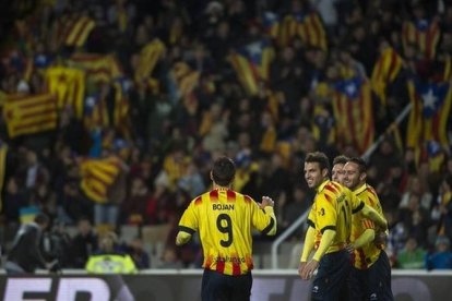 Los jugadores de la selección catalana celebran uno de los goles de Sergio García a Cabo Verde.