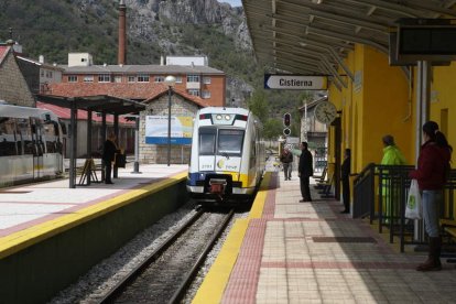 Imagen de archivo de un tren de Feve en la estación de Cistierna.