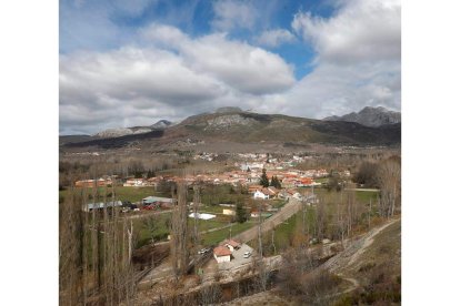 La localidad de La Vecilla, donde se registraron tres positivos por Covid ayer. JESÚS F. SALVADORES