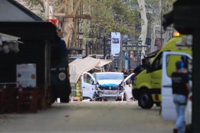 Imagen de la furgoneta que arrollo a los viandantes de la Rambla de Barcelona el pasado 17 de agosto.