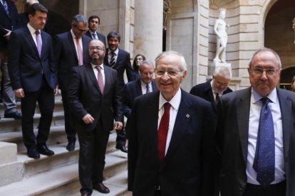 Bonet, derecha, con el presidente de la Cambra, Miquel Valls.