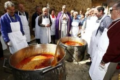 El equipo de cocineros de la Cofradía de las Angustias y Soledad, durante la bendición del potaje