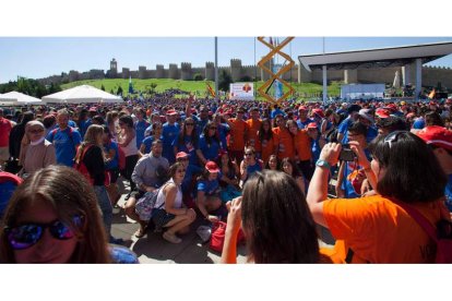 Los millares de jóvenes se reunieron para la misa.