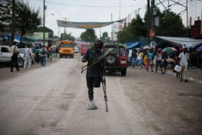 Un haitiano camina entre varios vehículos en Puerto Príncipe, la capital de Haití.