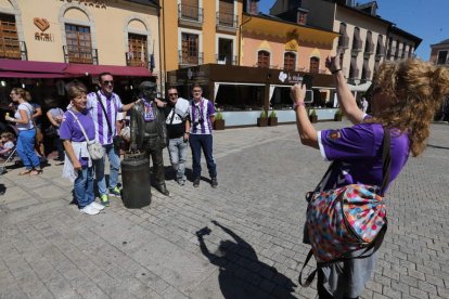 Imagen de archivo de aficionados del Valladolid aprovechando para hacer turismo. L. DE LA MATA