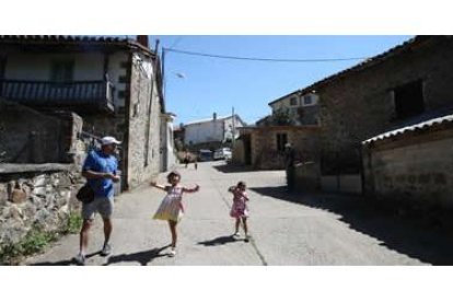 Las calles de los pueblos ya empiezan a llenarse de la alegría de los niños, en la imagen Prioro, hi