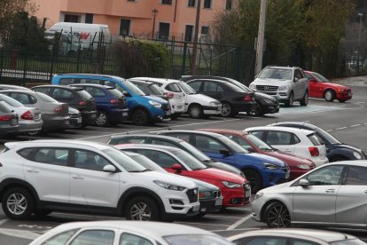 Coches estacionados en al calle en Ponferrada. L. DE LA MATA