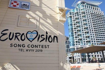 Una caseta de playa en Tel-Aviv, con el logo del Festival de Eurovisión.