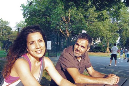 Rut y su pareja, Víctor, en un parque por el que salen a patinar.