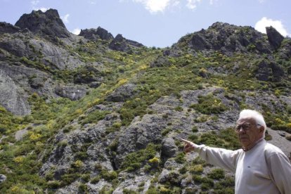 Tomás de la Sierra señala la zona donde irá ubicada la vía ferrata de Portilla de la Reina. CAMPOS