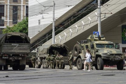 Mercenarios de la Wagner patrullan una calle en Rostov-on-Don. STRINGER