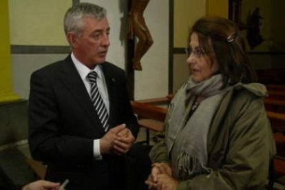 Enrique Conty e Isabel Sáez de Buruaga, que le entregó las tallas