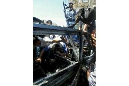 Los palestinos rastrean el coche del líder de Hamas tras el atentado