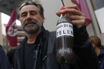 El agua de riego del Teleno, oscurecida por las cenizas del incendio. FERNANDO OTER