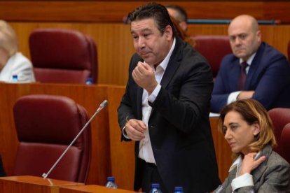 Luis Mariano Santos interviene en el Pleno. NACHO GALLEGO