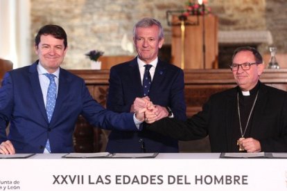 El presidente de la Junta, Alfonso Fernández Mañueco, participa en la firma del Protocolo entre la Xunta de Galicia, la Comunidad de Castilla y León y la Fundación Edades del Hombre para celebrar en Santiago de Compostela y en Villafranca del Bierzo la XXVII Exposición de la muestra de arte sacro. CÉSAR SÁNCHEZ