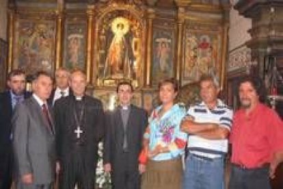 Las autoridades, en una foto de familia, posan frente al altar de la Virgen de los Remedios