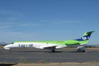 El reactor averiado, ayer en la pista del aeropuerto de León