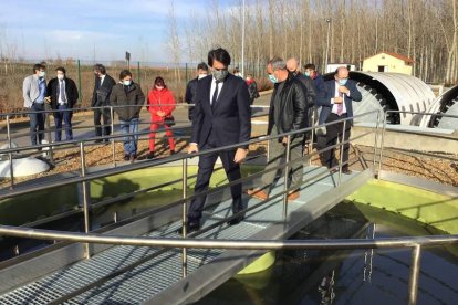 Suárez-Quiñones, en una imagen de archivo, visitando la nueva depuradora de Laguna de Negrillos. DL