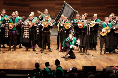 Un momento de la actuación de la Tuna de la Universidad de León, ayer en el certamen celebrado en el Auditorio SECUNDINO PÉREZ