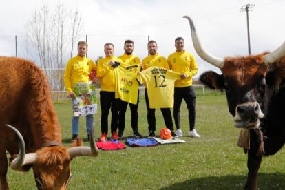 Quintana y Raneros señalarán con sus boñigas a los ganadores. MARCIANO PÉREZ