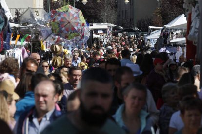 Miles de personas se desplazaron ayer a la capital lacianiega para disfrutar de su gran feria. FERNANDO OTERO