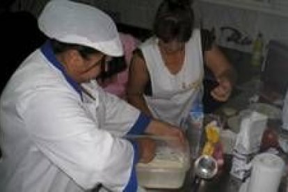 Dos mujeres, en el curso de cocina que se imparte en San Andrés dentro del proyecto Acaná