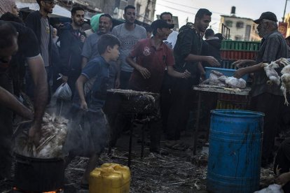 Imagen de los palestinos de Gaza matando pollos. HAITHAM IMAD