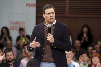 Pedro Sánchez durante su participación en una asamblea abierta en San Sebastián.