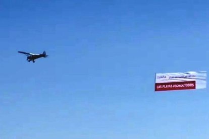 Avioneta de España Ciudadana sobrevolando las playas catalanas, este miércoles.