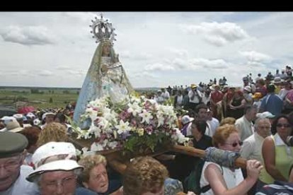 Al pie de la cuesta que sube al santuario la talla fue recibida por la Virgen del Rosario de Castrotierra, en medio de cánticos, después de que la primera derramase durante más de una semana el agua ansiada.