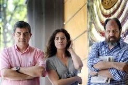 Los directores de cine Esteve Riambau y Elisabet Cabeza junto al actor José María Pou