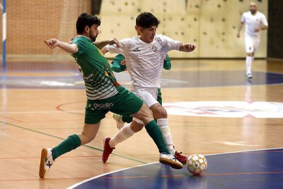 Mario Moyano se lleva el balón ante un rival. MARCIANO PÉREZ