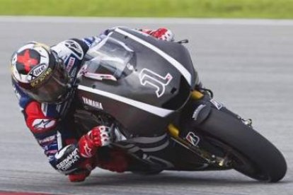 Lorenzo participa con su Yamaha en el entrenamiento de pretemporada en el circuito de Sepang.