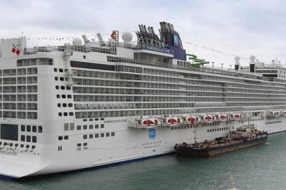 El Norwegian Epic, saliendo del puerto de Barcelona.