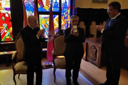 Miguel Sánchez, Marcos Lobato y Arsenio García ayer durante el reconocimiento. A. R.