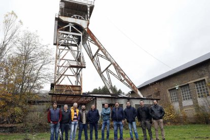 Los mineros que estuvieron encerrados posan junto con algunos de sus compañeros en las instalaciones del pozo María. MARCIANO PÉREZ