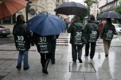 Los trabajadores de Los Jardines protestan ante las puertas del Ayuntamiento de León