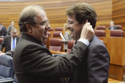 El presidente de la Junta, ayer, felicitando por su cumpleaños a Alfonso Fernández Mañueco.