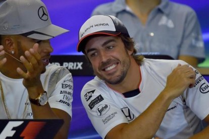 Fernando Alonso bromea con Lewis Hamilton durante la rueda de prensa previa al Gran Premio de Bélgica, este jueves.